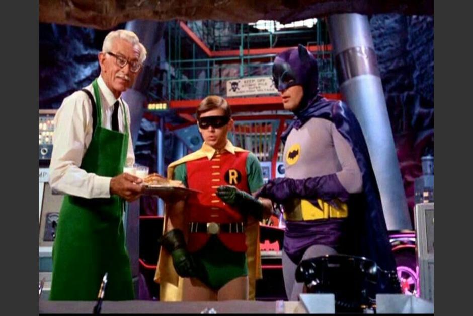 &nbsp;Alfred, su mayordomo, y Robín, su ayudante, son parte del círculo de amigos de Batman. (Foto:&nbsp;IMdB)