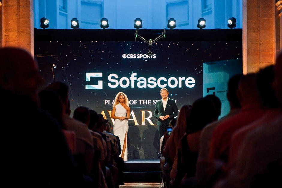 La ceremonia estuvo a cargo de&nbsp;Kate Scott y Peter Schmeichel. (Foto: Sofascore)