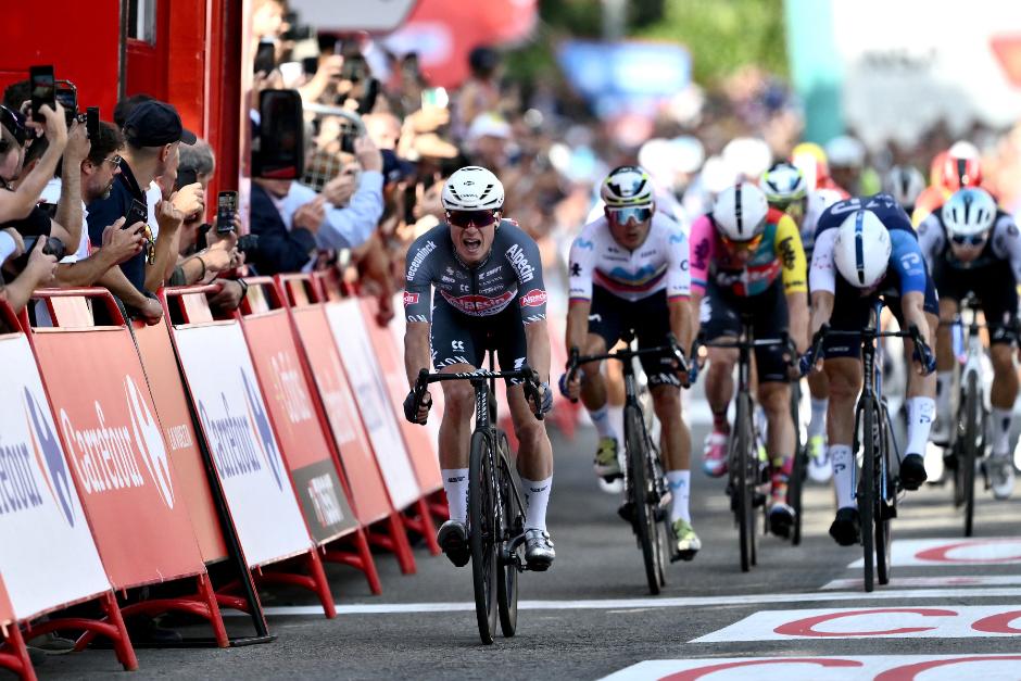 El belga Philipsen será el primero en vestir el maillot rojo. (Foto: AFP)
