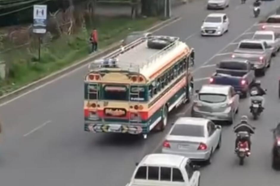 Tras ubicar al piloto el bus fue trasladado al predio municipal. (Imagen: captura de pantalla)