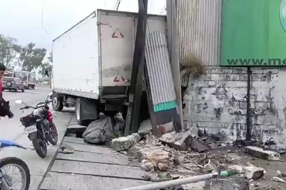 Un camión sin frenos chocó contra pared de una empresa, en la subida de Villalobos. (Foto: captura de video/PMT Villa Nueva)