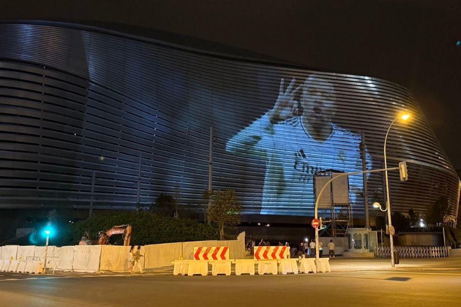 La imagen de Kylian Mbappé fue proyectada en la parte frontal de la casa merengue. Los aficionados se ilusionan con esta novedosa iluminación. (Foto: X)