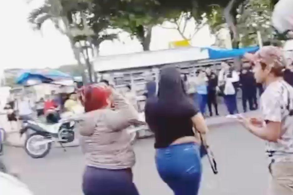 Las dos mujeres eran señaladas de robas pertenencias a usuarios de buses. (Foto: captura de video de Noti San José VN)