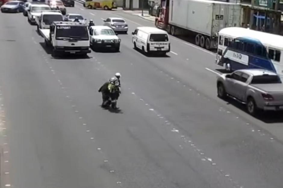 El agente detiene la circulación en ambos sentidos al notar que una señora intentaba atravesar la vía. (Imagen: captura de pantalla)