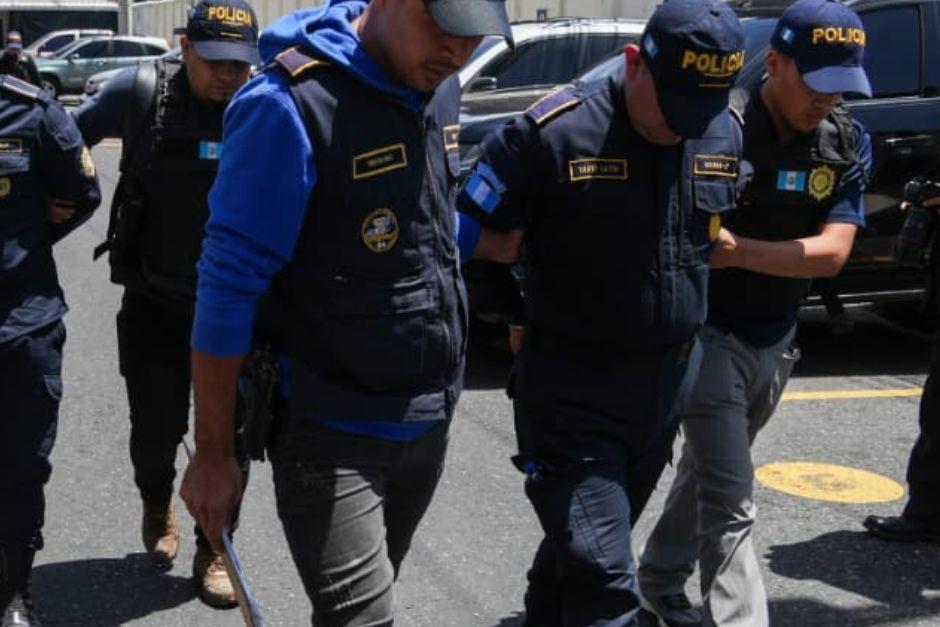 Los agentes de la PNC capturados vestían el uniforme oficial.&nbsp;(Foto: Wilder López/Soy502)