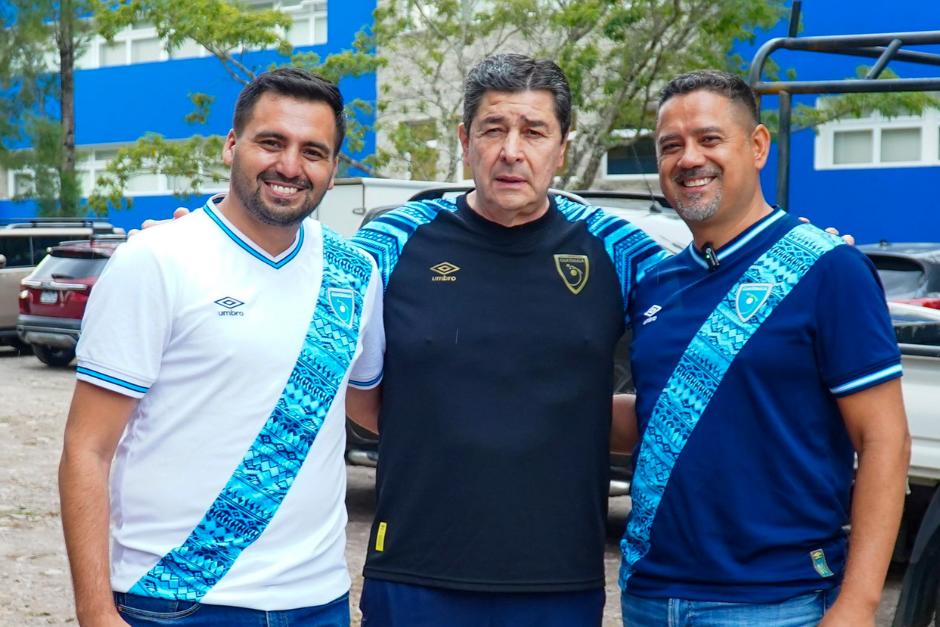 Jairo Orellana, diputado de Jalapa (a la izquierda), protagoniza una polémica por rifar entradas para el próximo partido de la Selección Nacional de Futbol. (Foto: FB)