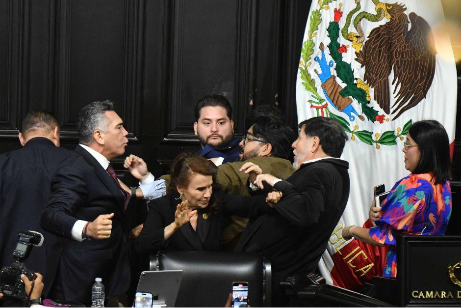 Gerardo Fernández Noroña y Alejandro Moreno se enfrentan a golpes. (Foto: Cuartoscuro)