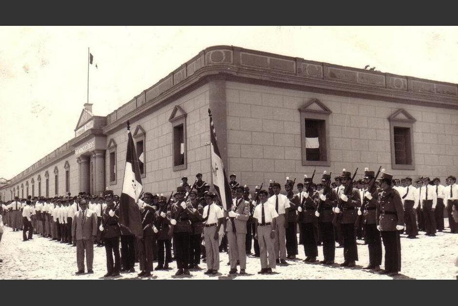 En sus comienzos, el establecimiento brindó educación militarizada.&nbsp;(Foto: Cortesía, Chiquimula del Recuerdo)