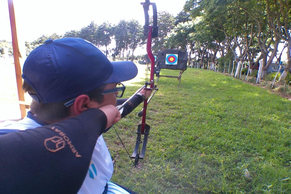 Se prepara para tirar la flecha y así lograr este reto que le ha llevado a triunfar. (Foto: Carmen Ordóñez/Colaboradora)