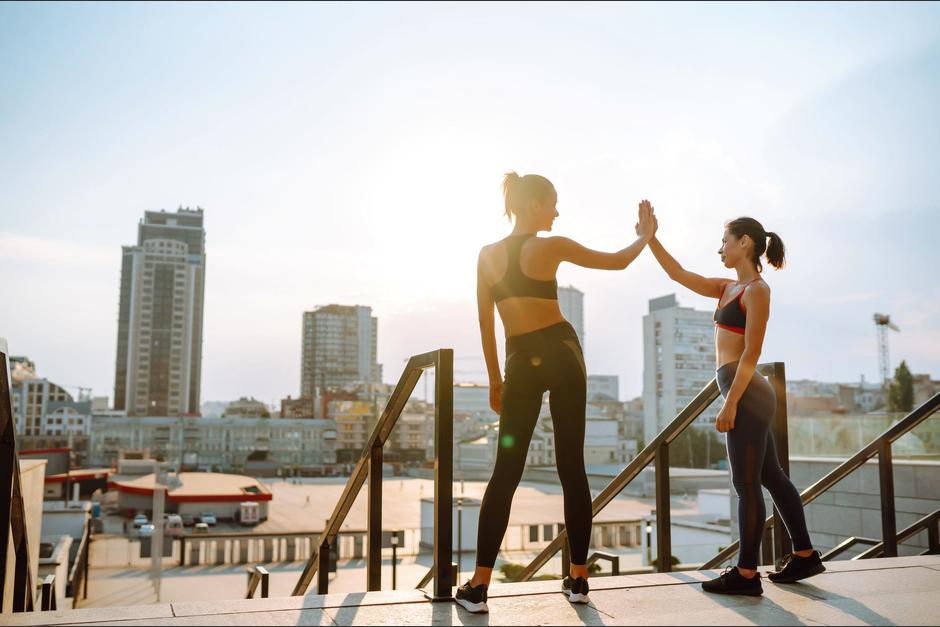 Mia Lind revoluciona el fitness con su técnica "Hot Girl Walk". (Foto: Shutterstock)