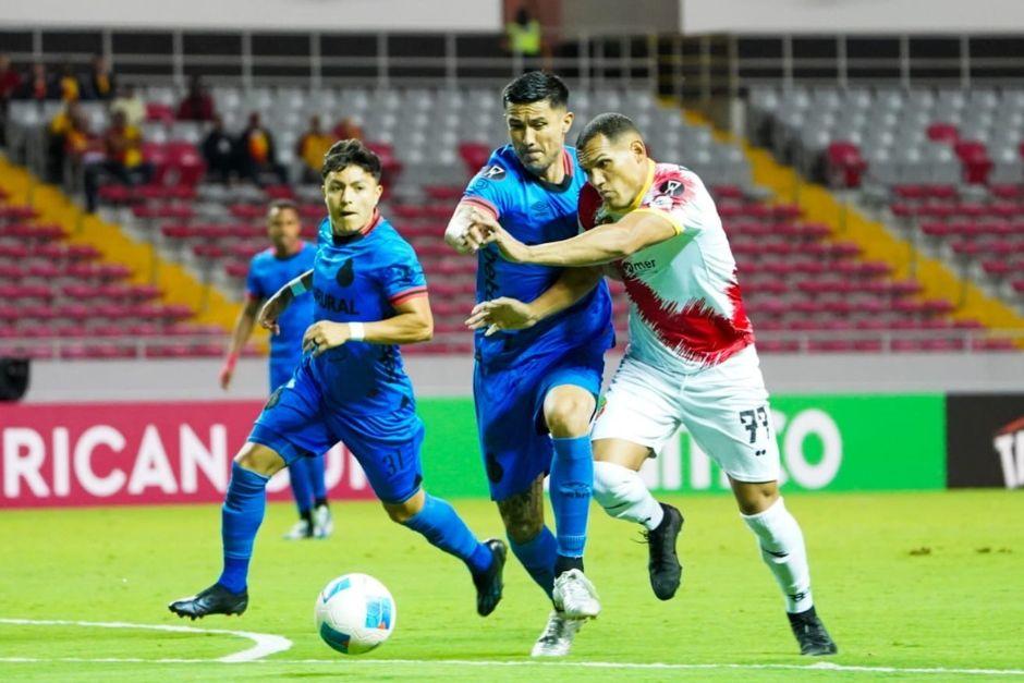 La disputa entre José Mena, capitán de Municipal, y Jurguens Montenegro. (FOTO: Teletica)