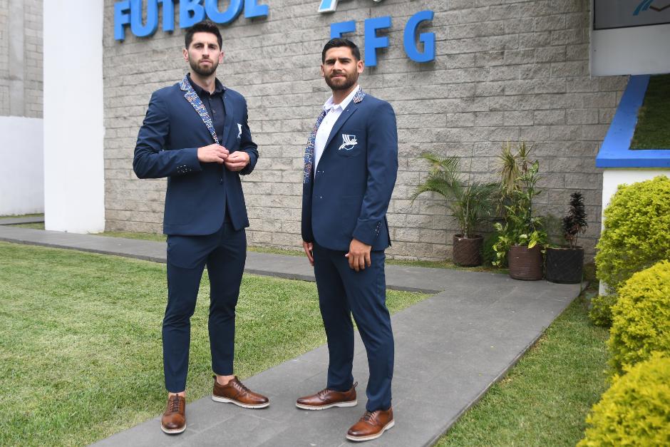 Nicolás Samayoa y José Carlos Pinto posaron con su nuevo traje. (Foto: Nuestro Diario)