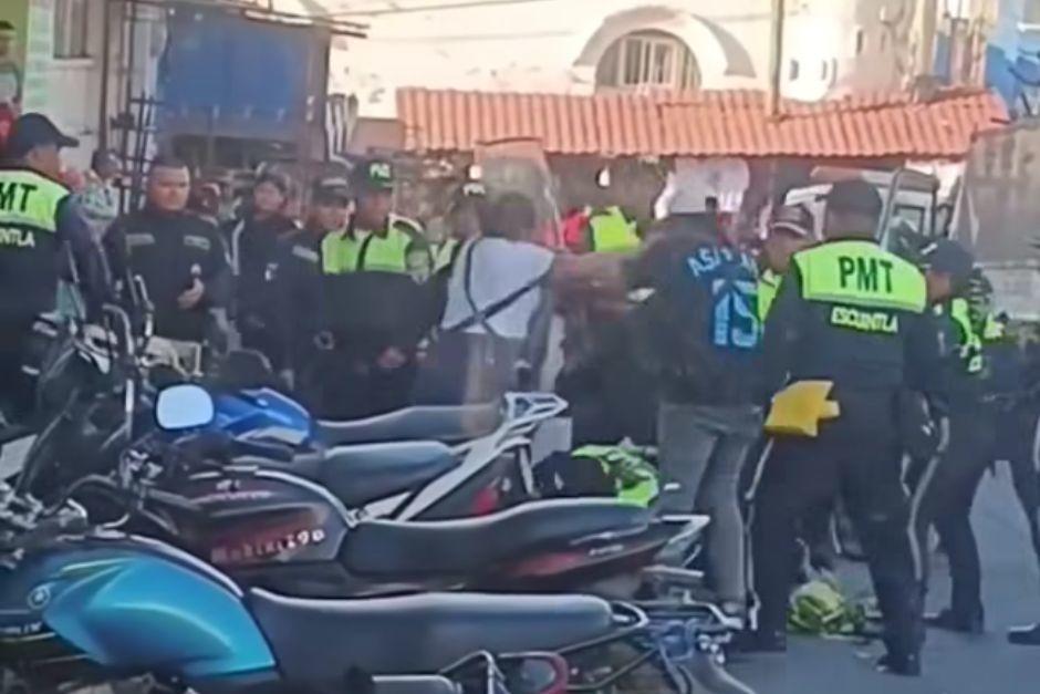 Los vendedores ambulantes y agentes municipales se enfrentaron a golpes al momento del desalojo. (Foto: Captura de video de Poder Informativo Escuintla)
