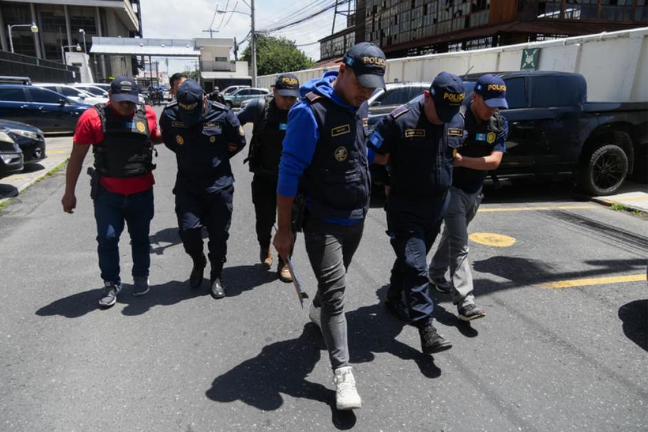 Los cinco agentes fueron capturados tras una investigación por parte dela Inspectoría General de la PNC y el MP. (Foto: Wilder López/Soy502)