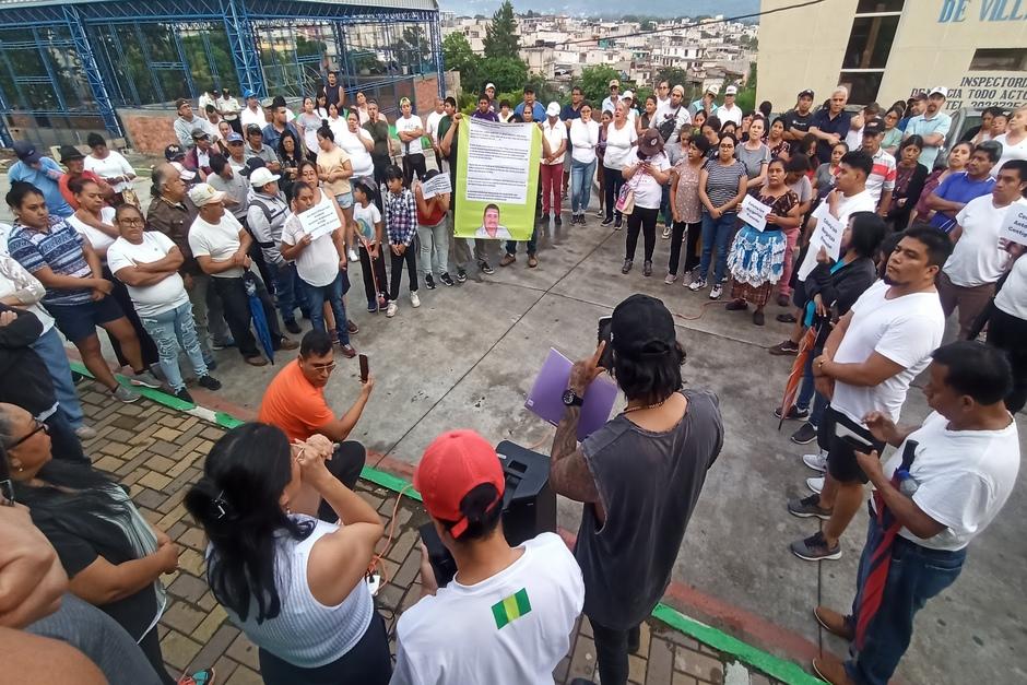 Los vecinos han convocado al alcalde Mynor Morales, sin embargo, el jefe edil no ha llegado. (Foto: Edwards Morales/Colaborador)