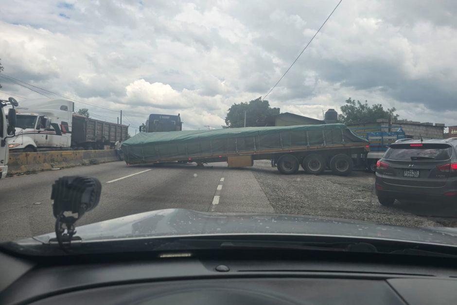 En uno de los accidentes de tránsito en ruta al atlántico, se desprendió la plataforma de un cabezal. (Foto: PMT)