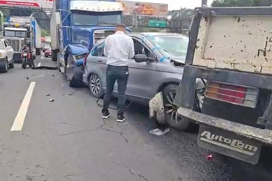 Un accidente, presuntamente ocasionado por un tráiler, impacta en el tránsito en la carretera que va de Villa Nueva a la capital. (Foto: Captura de video)