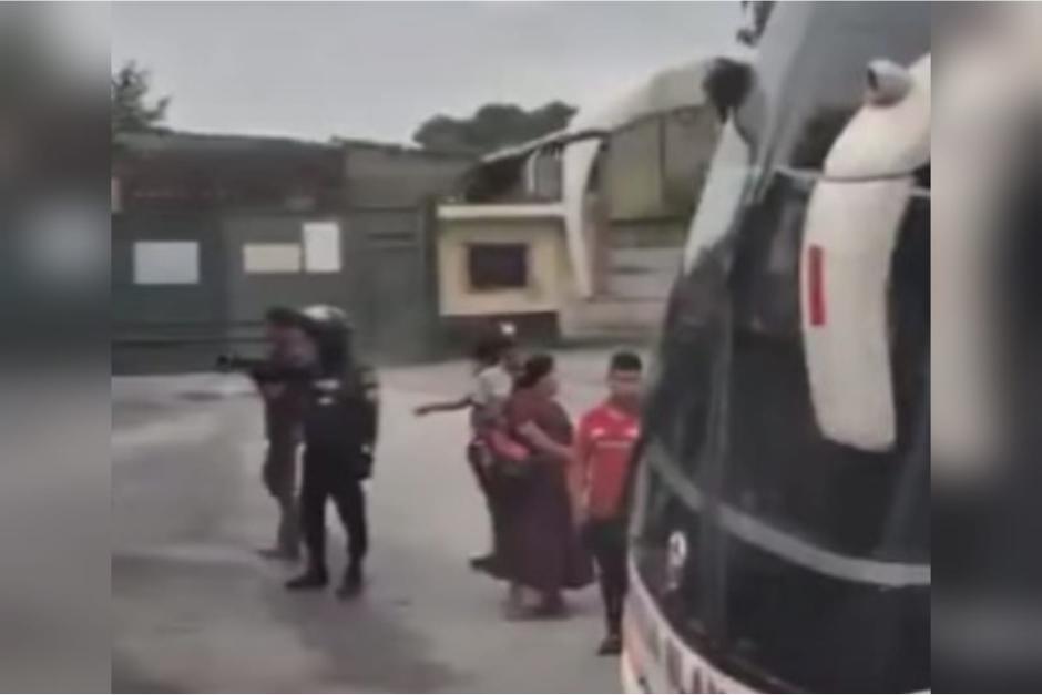 Agentes de la PNC persiguieron al piloto de un bus extraurbano, a quien se señala de disparar contra un taxista. (Foto: Captura de video)