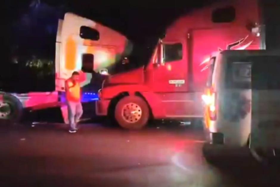 Tres vehículos de carga pesada colisionaron en el kilómetro 115 de la ruta al Atlántico, y ya se reportan complicaciones en el tránsito. (Foto: Captura de video)