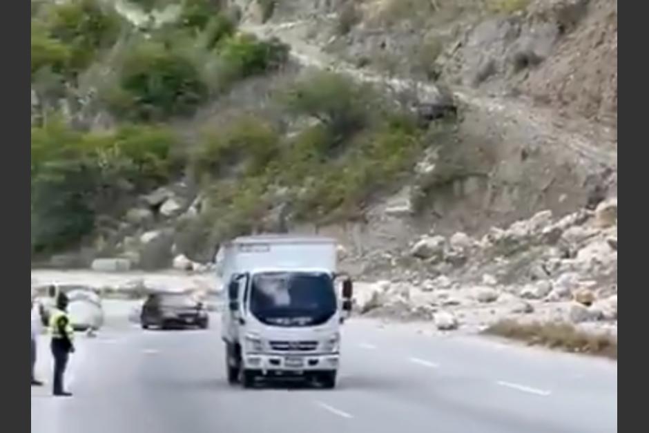 El gran derrumbe dejó el paso inhabilitado. (Foto: captura de video)