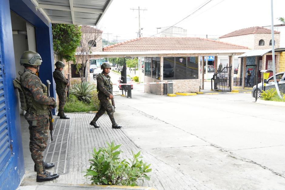 Gran cantidad de elementos militares se aprecian en las afueras de las colonias Rivera del Río y Cañadas del Río, en San Miguel Petapa. (Foto: Wilder López/Soy502)
