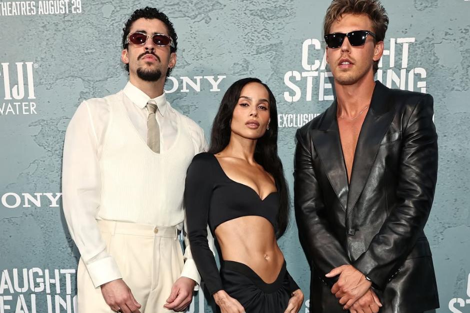 Bad Bunny, Zoe Kravitz y Austin Butler en el estreno de la cinta. (Foto: Instagram/Caught stealing)