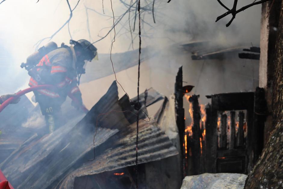 El incendio consumió por completo la vivienda. (Foto: Bomberos Voluntarios)