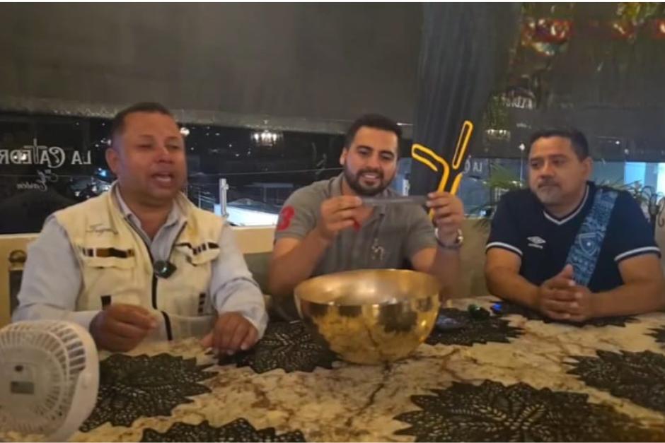 Entre críticas y controversias, el diputado Jairo Orellana (al centro) sorteó 10 boletos para el próximo partido de la Selección contra El Salvador. (Foto: Captura de video)