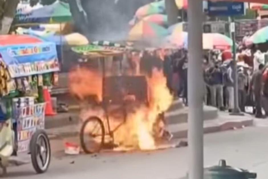 Una venta ambulante de alimentos se incendió en pleno parque, en la cabecera departamental de Quiché. (Foto: Captura de video)