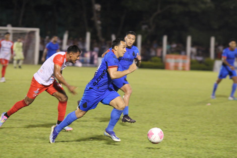 César Archila conduce el balón en una corrida por la banda; lo persigue William Ramírez. (Foto: Nuestro Diario)