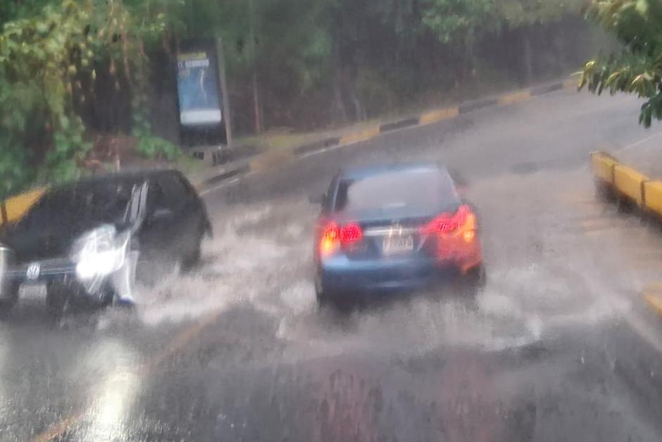 Automovilistas reportan tramos inundados en la carretera hacia Muxbal, en Santa Catarina Pinula. (Foto: Wilder López/Soy502)