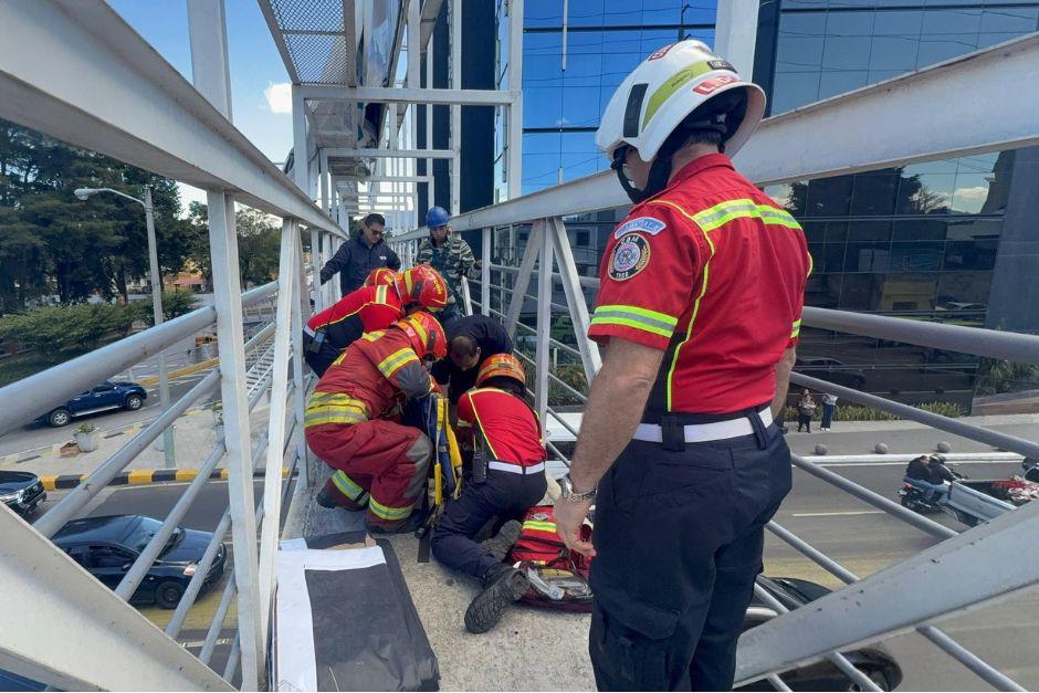 Socorristas subieron a la pasarela para atender a la víctima. (Foto: Bomberos Municipales)