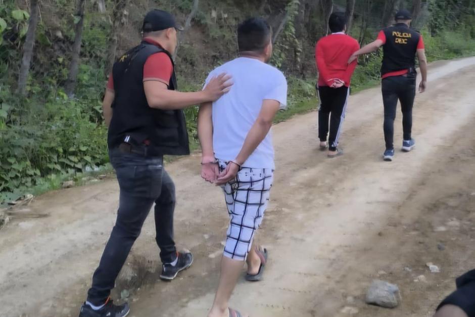 Durante la captura se localizaron dos armas y una de ellas tiene reporte robo. (Foto: PNC)