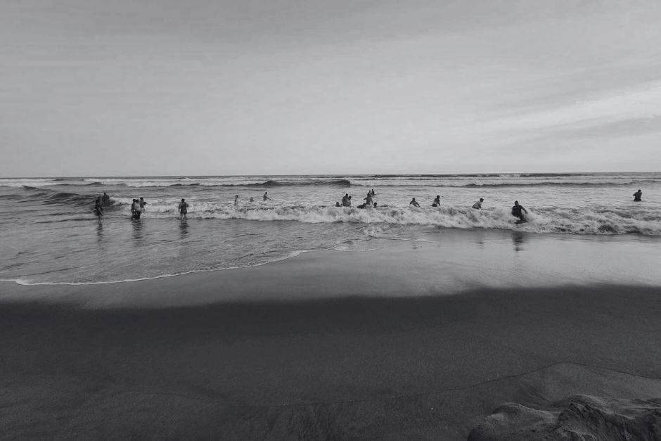 Un alfaque arrastró a dos personas, una fue rescatada sin vida y la otra se encuentra desaparecida. (Foto ilustrativa: Playa Tulate Oficial)