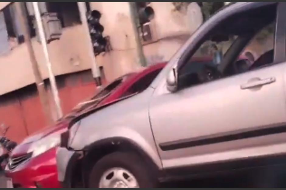 Varios autos se vieron involucrados en el fuerte accidente. (Foto: captura de video)