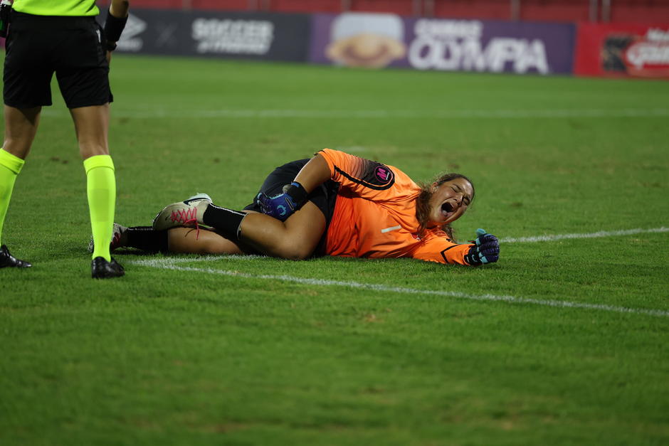 Taya Rodrigues quedó tendida sobre el césped tras realizar un despeje y lastimarse la rodilla. (Foto: Nuestro Diario)