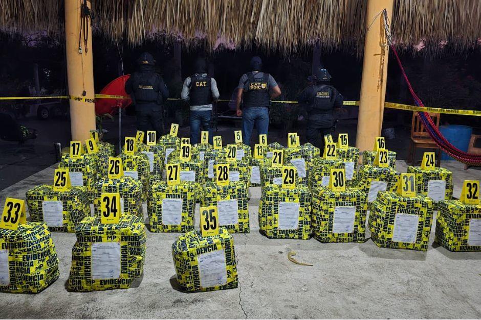 Un total de 867 paquetes con cocaína fueron hallados en Iztapa, Escuintla. (Foto: PNC)