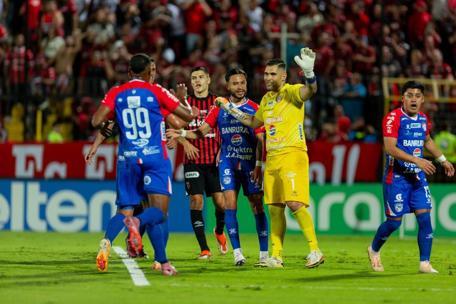 El portero chivo&nbsp;Rubén Silva fue figura en la final de ida al detenerle dos penales al Alajuelense. (Foto: Concacaf)