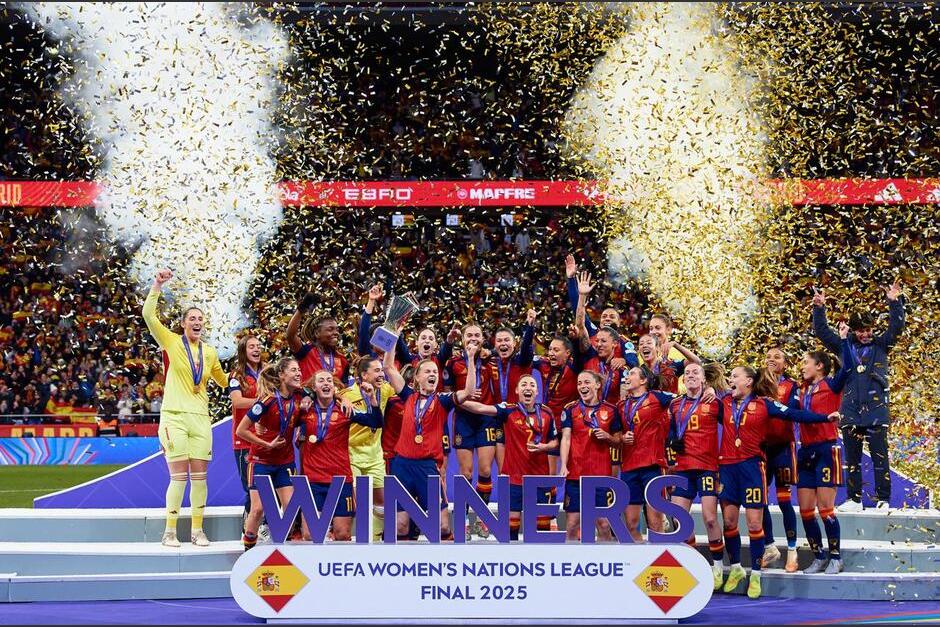 Las españolas celebraron por todo lo alto su segundo trofeo de Liga de Naciones. (Foto: RFEF)