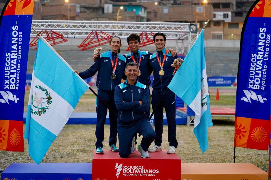 La delegación guatemalteca festejó las medallas en el podio de&nbsp;los Juegos Bolivarianos de Ayacucho-Lima 2025. (Foto: COG)