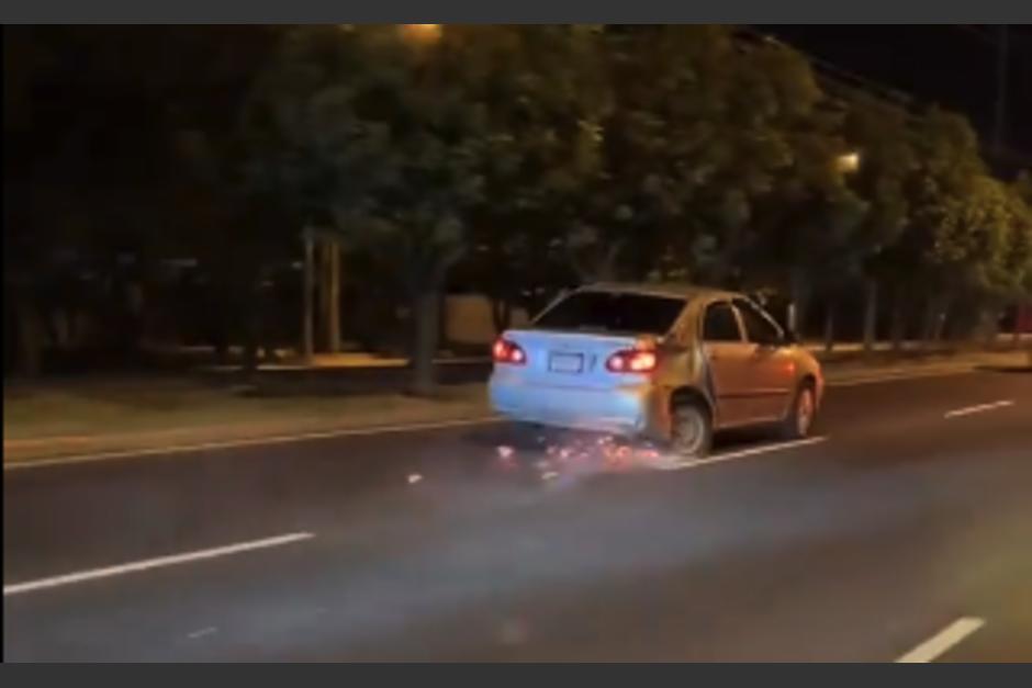 Una de las llantas traseras iba totalmente destruida. (Foto: captura de video)