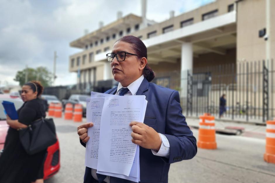 El abogado William Vanegas interpuso una denuncia en el MP en contra de la Empresa Portuaria Quetzal por supuestas anomalías. (Foto: Dulce Rivera/Soy502)