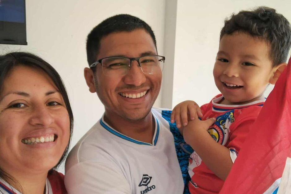 Una familia conformada por una guatemalteca y un peruano apoyan a Xelajú. (Foto: cortesía)