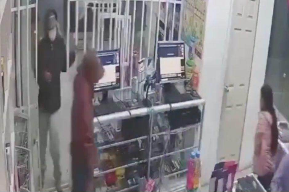Dos empleadas fueron víctimas de un asalto en una farmacia en Huehuetenango. (Foto: captura de video)