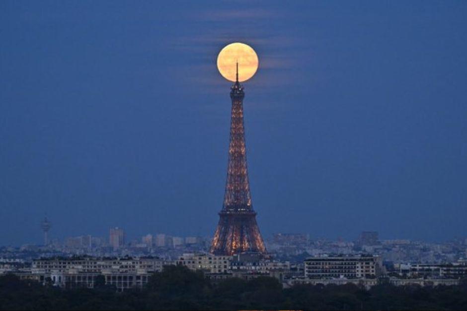 Super Luna en París, Francia. (Foto: redes sociales)