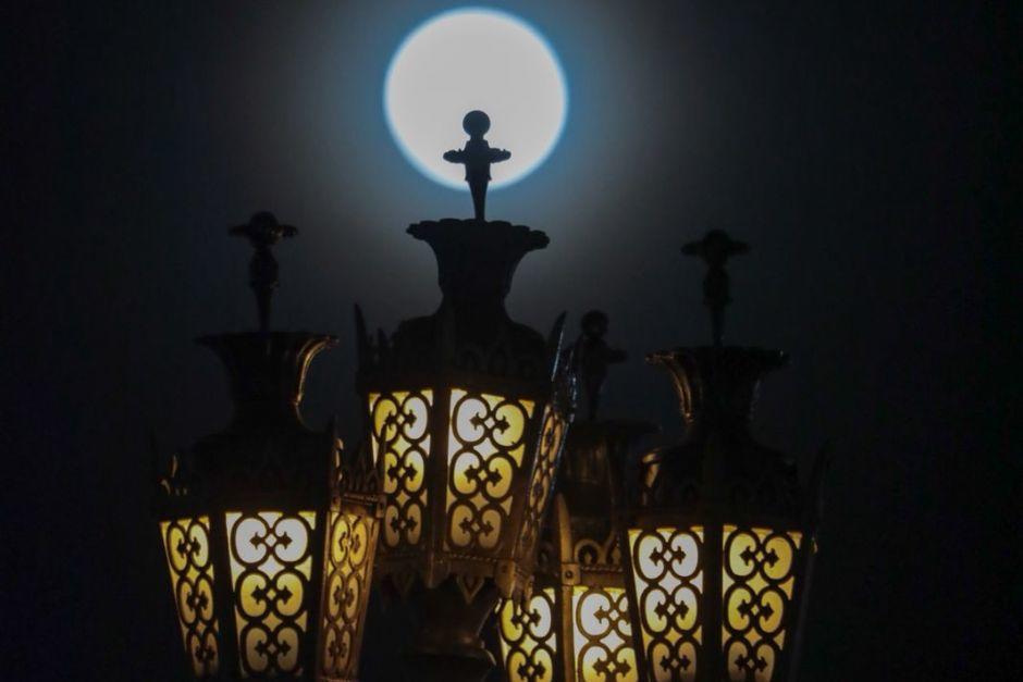 La Super Luna se ve brillante por lo que ilumina a Guatemala. (Foto: Oscar Rivas/Colaborador)