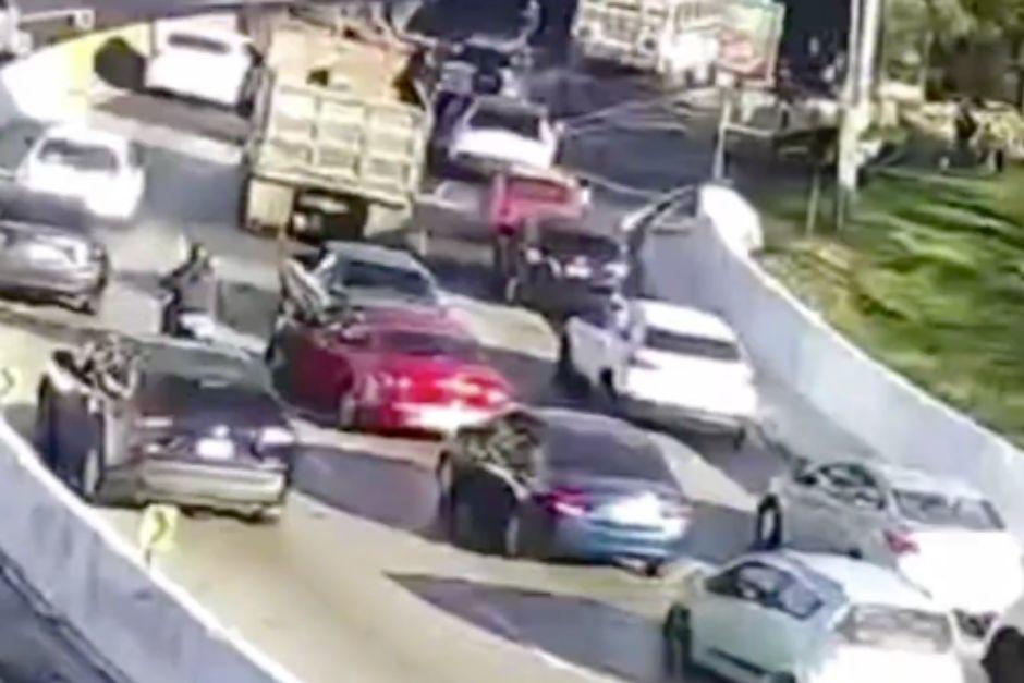 Inconvenientes con vehículos y trabajos de construcción afectan la movilidad en el tránsito. (Foto: captura de video)