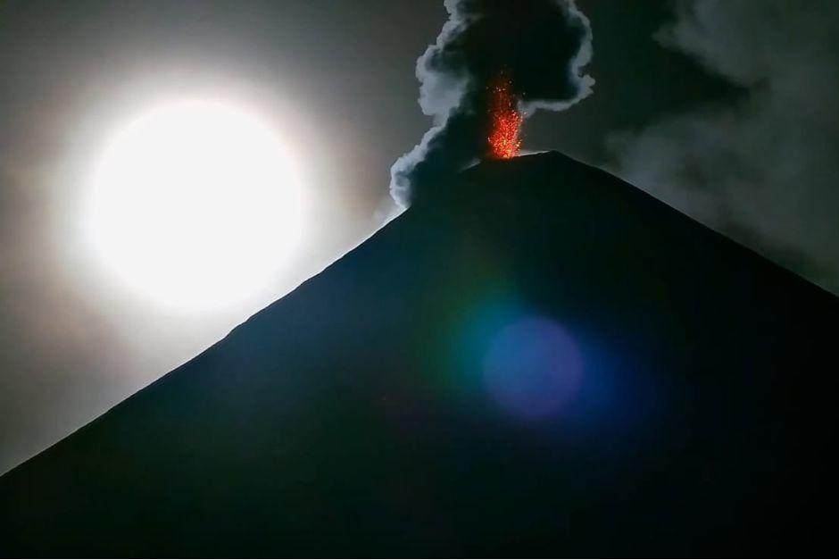La luna en horas antes de ser Super Luna acompañó de fondo al volcán de Fuego esta madrugada. (Foto: captura de video/afarTV)