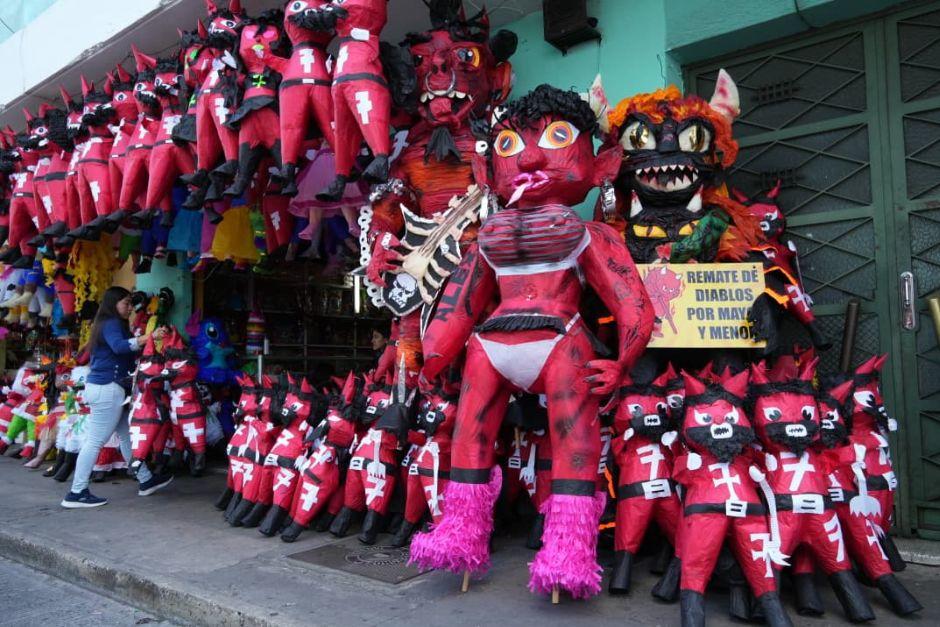 Este domingo se celebra la emblemática “Quema del Diablo” en los distintos departamentos de Guatemala. (Foto: Wilder López/SOY502)