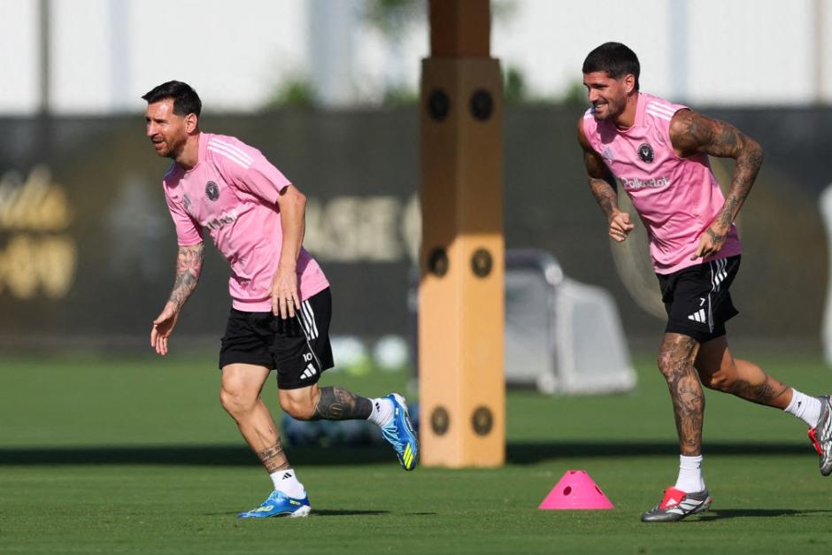 Lionel Messi y Rodrigo de Paul quieren despedir con un trofeo a Sergio Busquets y Jordi Alba, que se retirarán tras la final. (Foto: AFP)